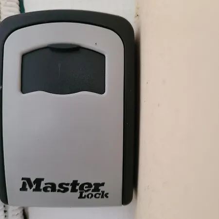 Duplex Pilier Rouge Avec Internet Et Tv Dans La Et Le Salon