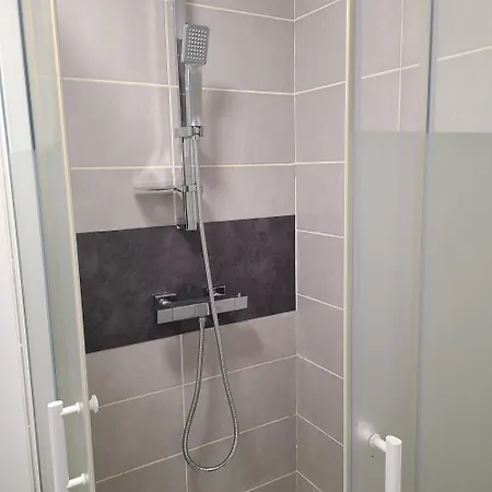 Duplex Pilier Rouge Avec Internet Et Tv Dans La Et Le Salon Апартаменти *