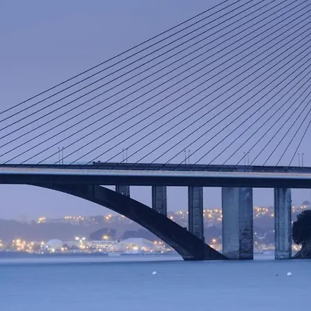 Duplex Pilier Rouge Avec Internet Et Tv Dans La Et Le Salon