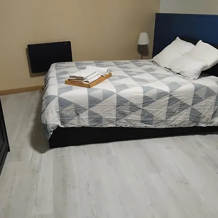 Duplex Pilier Rouge Avec Internet Et Tv Dans La Et Le Salon Апартаменти