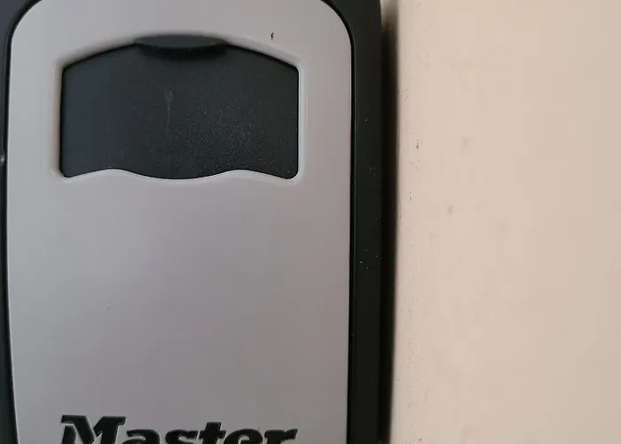 Duplex Pilier Rouge Avec Internet Et Tv Dans La Et Le Salon