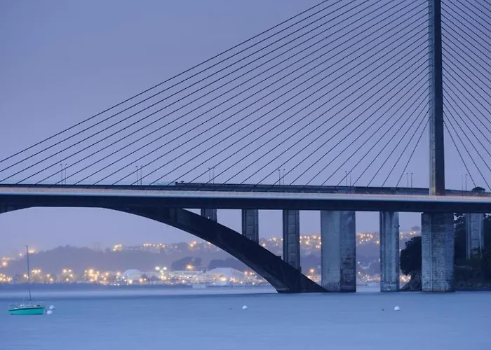 Duplex Pilier Rouge Avec Internet Et Tv Dans La Et Le Salon